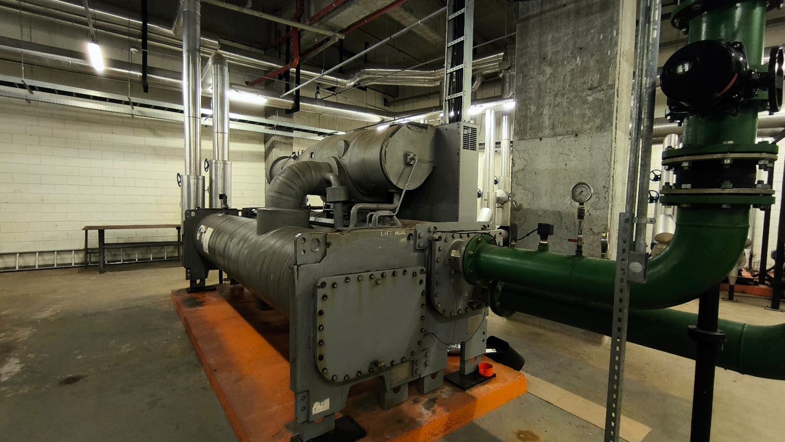 Técnicos ajustando as válvulas de um chiller industrial